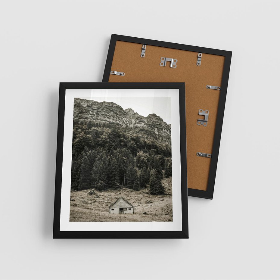 Plakat w ramie 40x50 - Dom w Odcieniach Natury - domek w górach, góry - rama czarna