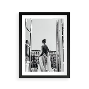 Plakat w ramie 40x50 - Poranki w Paryżu - czarno białe zdjęcie, kobieta w prześcieradle na balkonie - rama czarna