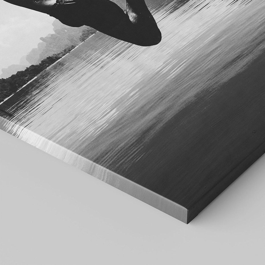 Obraz na płótnie 50x70 - Beztroska Chwila - czarno biała fotografia, mężczyzna wesoło wskakuje do keziora w górach