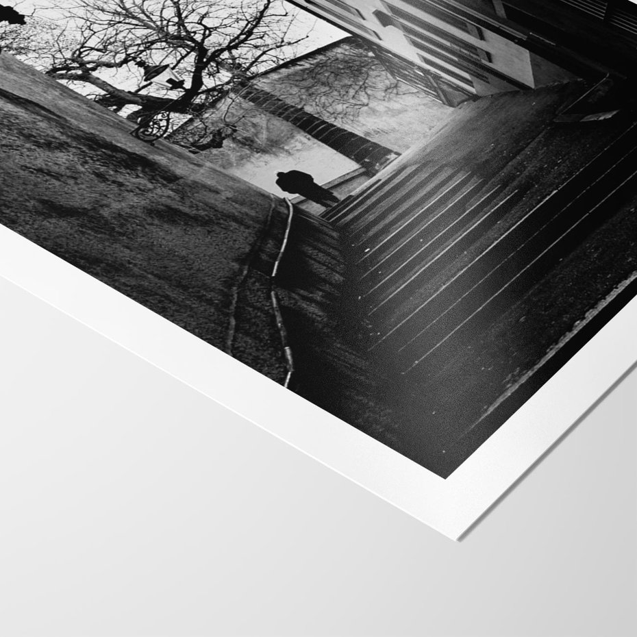 Plakat bez ramy 40x50 - Ukryta Uliczka - czarno białe zdjęcie, schody