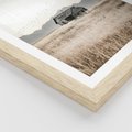 Plakat w ramie 50x70 - Wiejska Idylla - stary drewniany dom w polu suchej trawy, fotografia - rama drewno