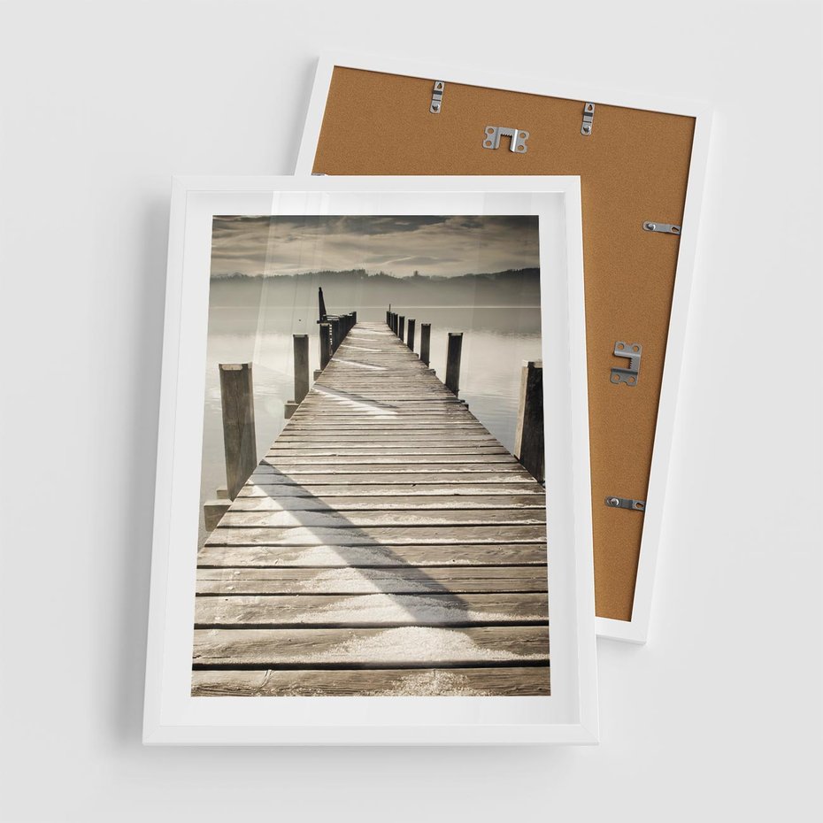 Plakat w ramie 50x70 - Idylliczny pomost nad jeziorem - pomost, jezioro - rama biała