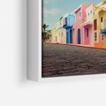 Obraz w ramie 50x50 - Ekspresja marzeń i tęsknot - pastelowe kolorowe budynki, wzdłuż ulicy - rama biała