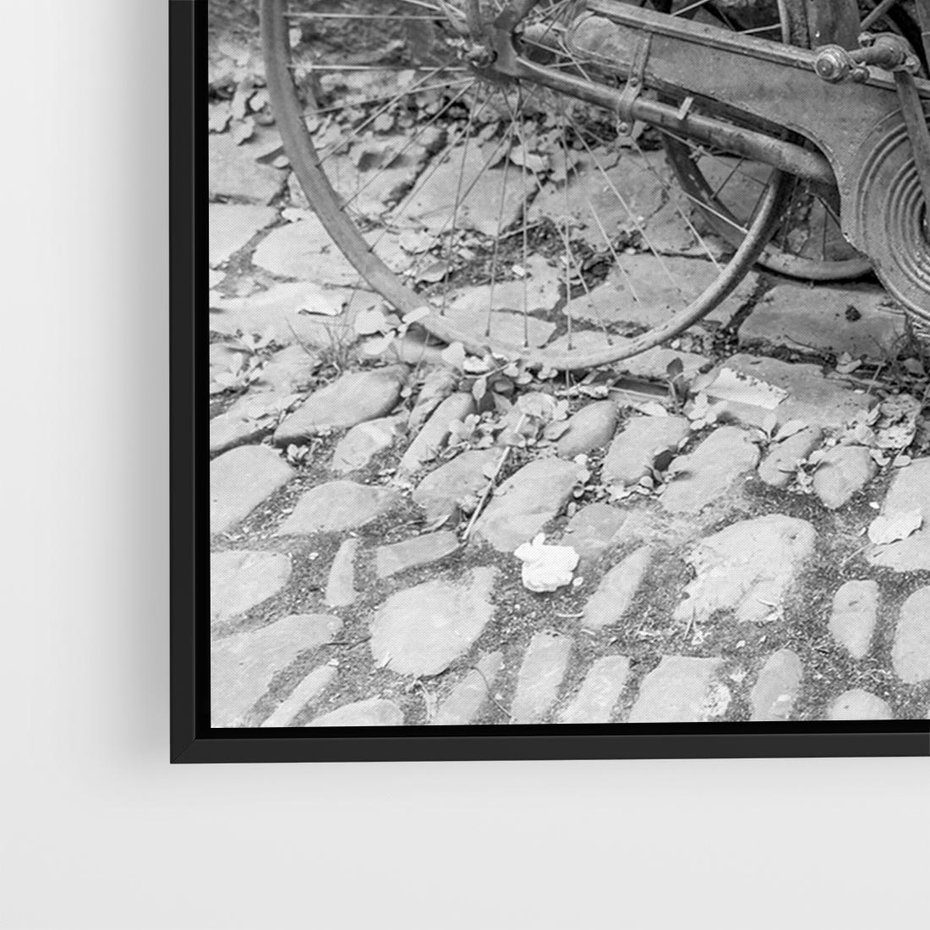 Obraz w ramie 70x50 - Zapomniany Urok - czarno biała fotografia, stary rower oparty o mur - rama czarna