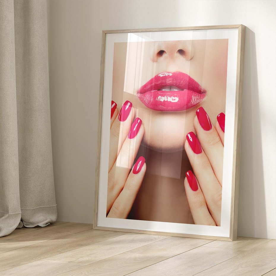 Plakat w ramie 30x40 - Wyrażenie Piękna - paznokcie, usta - rama drewno