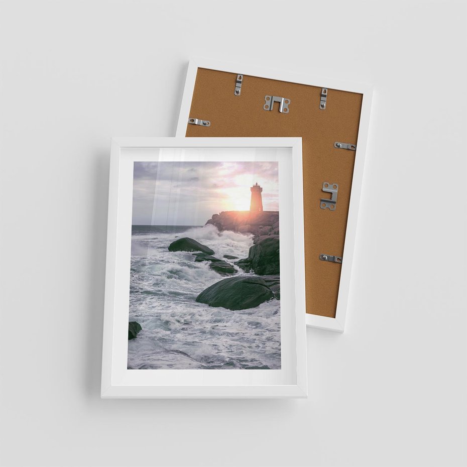 Plakat w ramie 30x40 - Latarnia, Zachód Słońca i Fale - latarnia na klifie, zachód słońca - rama biała