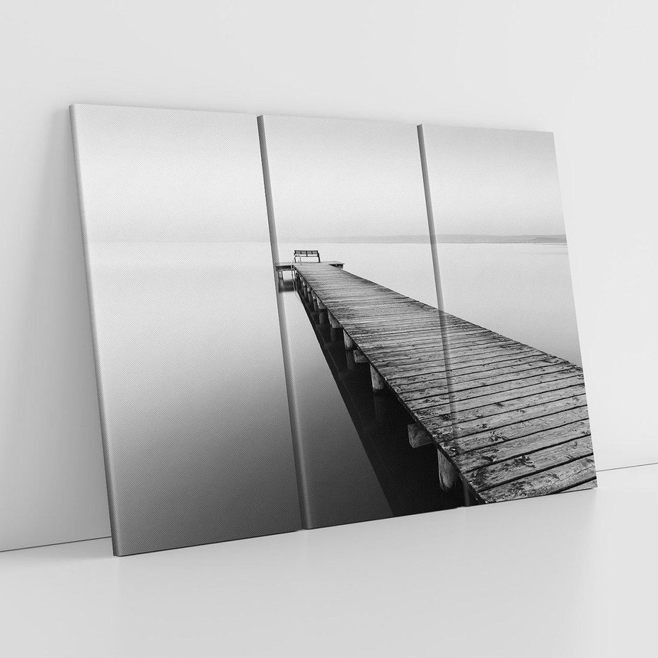 Obraz na płótnie 120x80 - Mglista Perspektywa - czarno biała fotografia, drewniany pomost na jeziorze