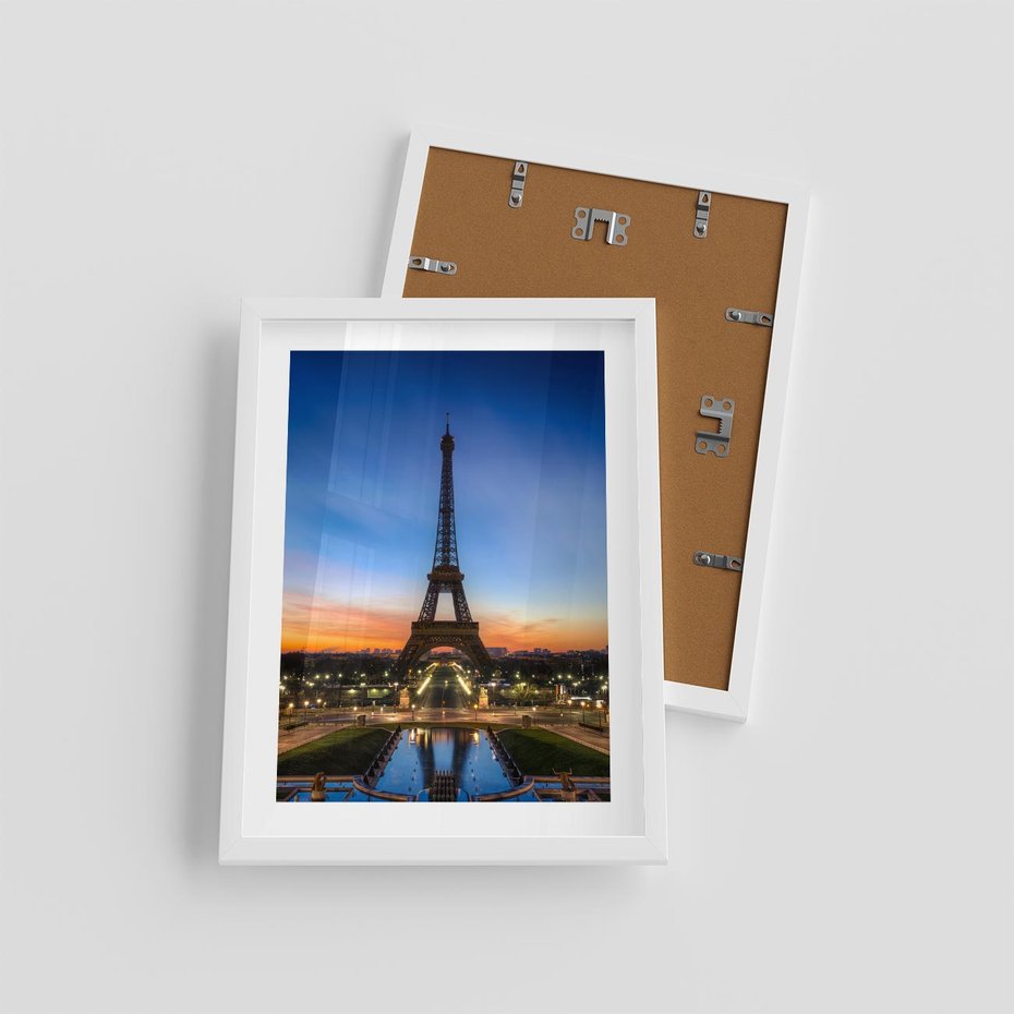 Plakat w ramie 30x40 - Wieża Eiffla w Innej Odsłonie - wieża, Eiffla - rama biała