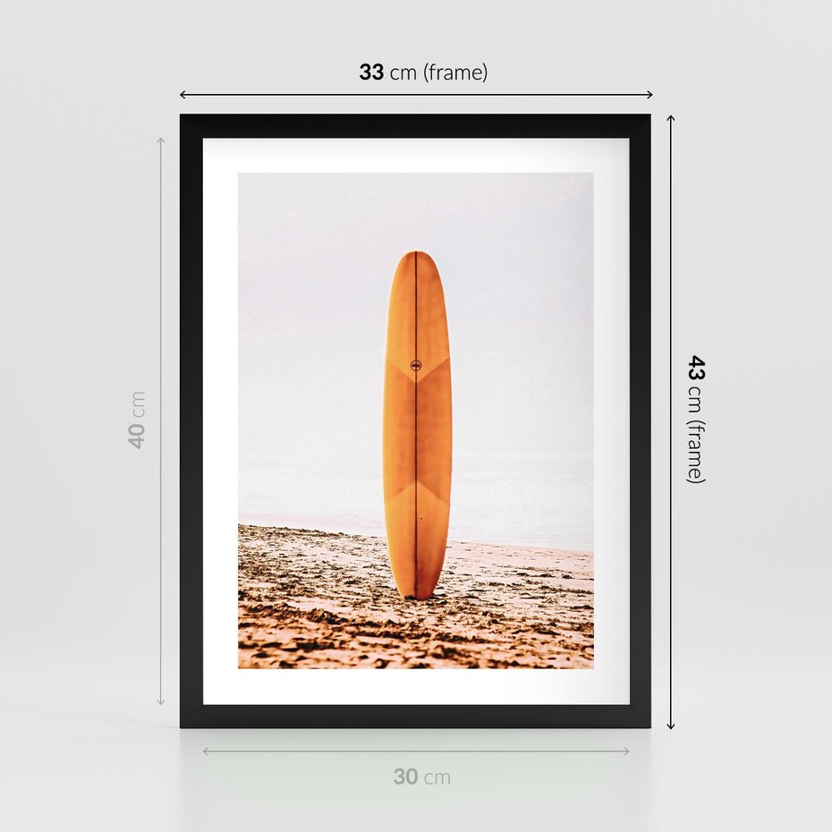 Plakat w ramie 30x40 - Deska w Piasku: Gotowa na Fale - plaża, pomarańczowa deska surfingowa wbita w piasek - rama czarna