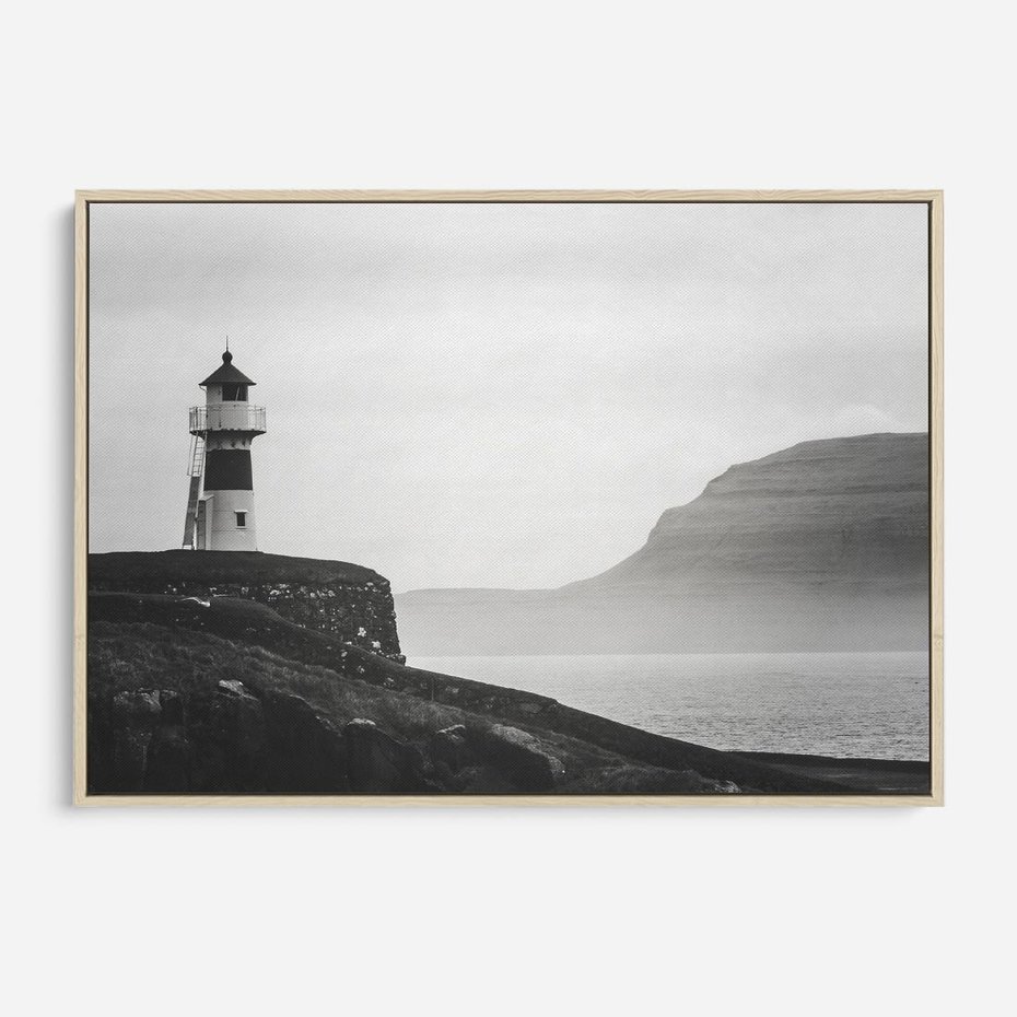 Obraz w ramie 100x70 - Melancholia Północy - czarnobiała fotografia, nadmorska latarnia na klifie - rama drewno