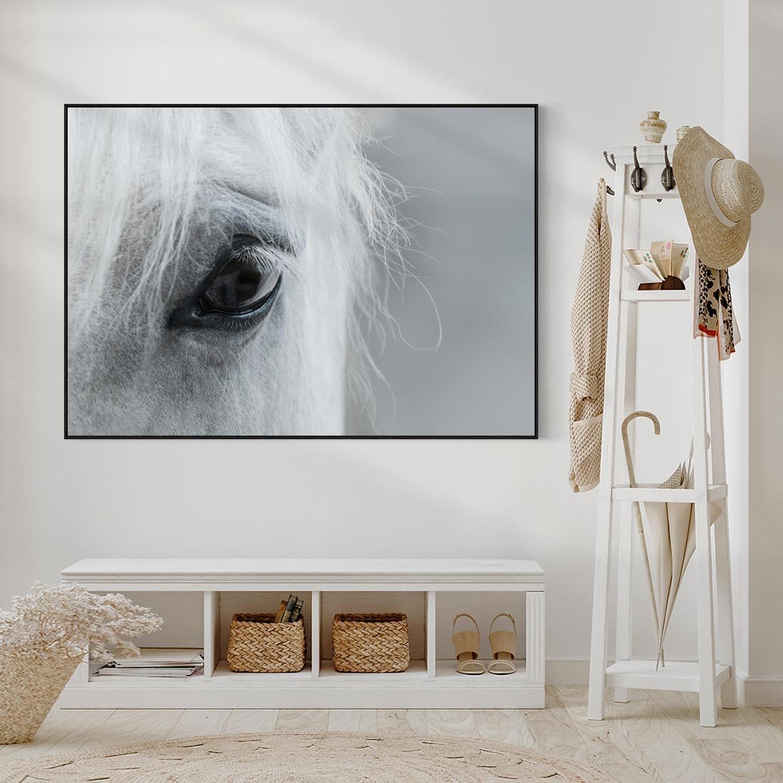 Obraz w ramie 100x70 - Oko Mocy - czarno białe zdjęcie, zbliżenie makro na oko konia - rama czarna