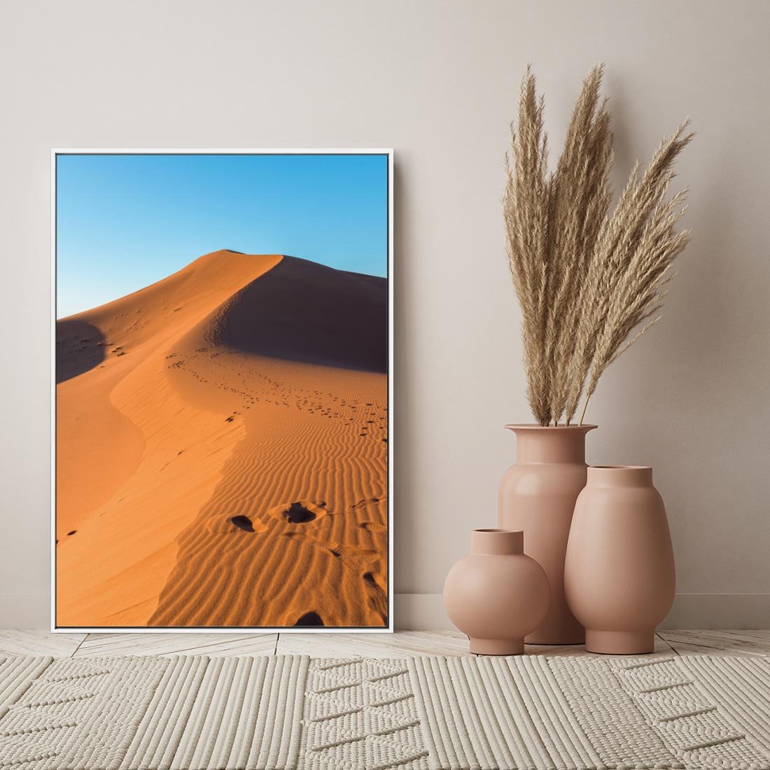 Obraz w ramie 70x100 - Piasek pustyni wędruje - pustynia, piasek - rama biała