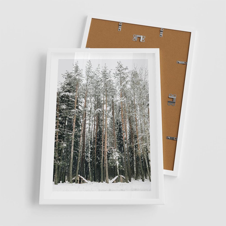 Plakat w ramie 50x70 - Sypiący Śnieg - las w zimie, drzewa pod śniegiem - rama biała