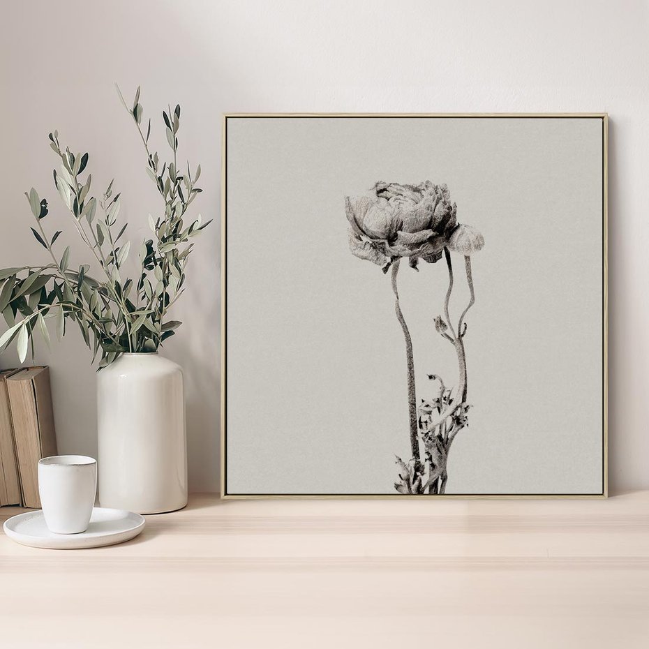 Obraz w ramie 80x80 - Kwiatowa Symfonia w Szarościach - czarno biała odbitka, jak fotografia - rama drewno