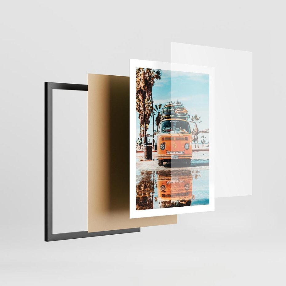 Plakat w ramie 50x70 - Wakacje na Kółkach - kamper, deski surfingowe na dachu - rama czarna