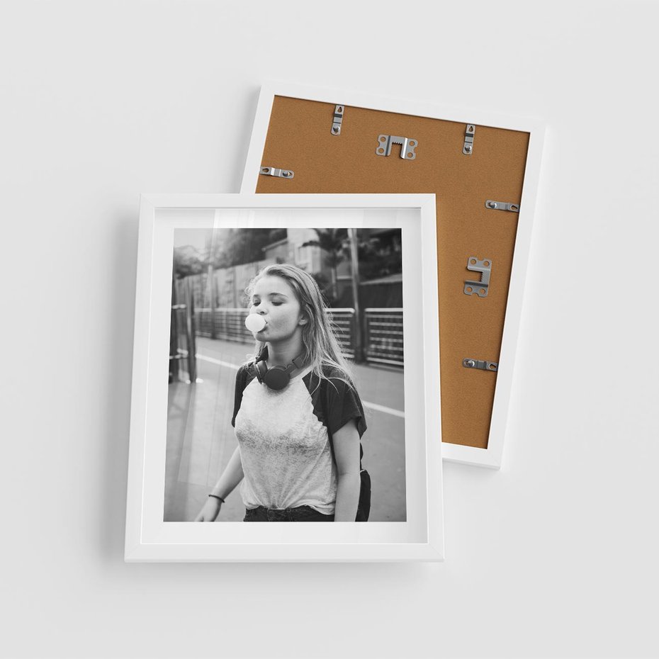 Plakat w ramie 40x50 - Letnia Młodość - nowoczesna fotografia, czarno biała - rama biała