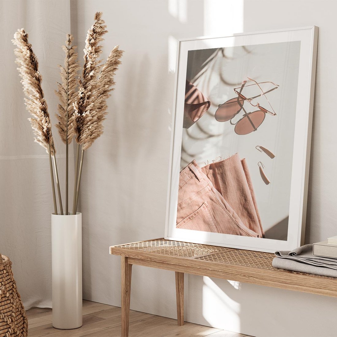 Plakat w ramie 50x70 - Urok Pudrowego Różu - zdjęcie, moda - rama biała