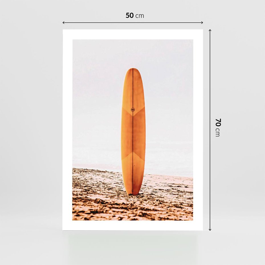 Plakat bez ramy 50x70 - Deska w Piasku: Gotowa na Fale - plaża, pomarańczowa deska surfingowa wbita w piasek