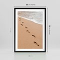 Plakat w ramie 50x70 - Ślady Stóp na Plaży: Spacer nad Morzem - plaża, ślady stóp na piasku - rama czarna