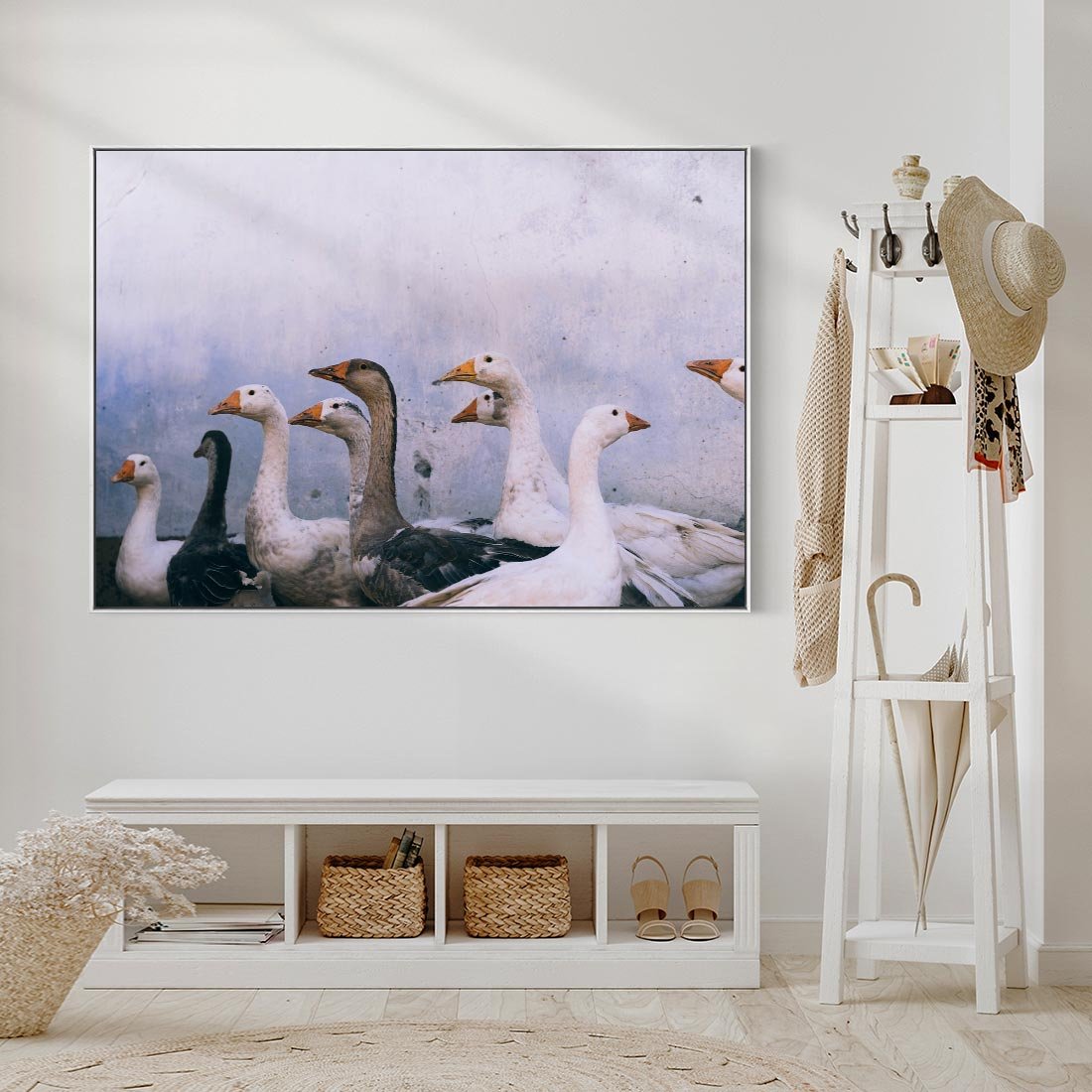 Obraz w ramie 70x50 - Spotkanie Wśród Piór - uchwycony moment, fotografia - rama biała