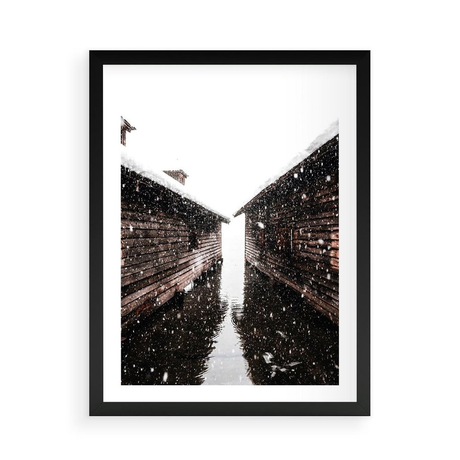 Plakat w ramie 50x70 - Spadający Śnieg - domek górski, w zimie - rama czarna