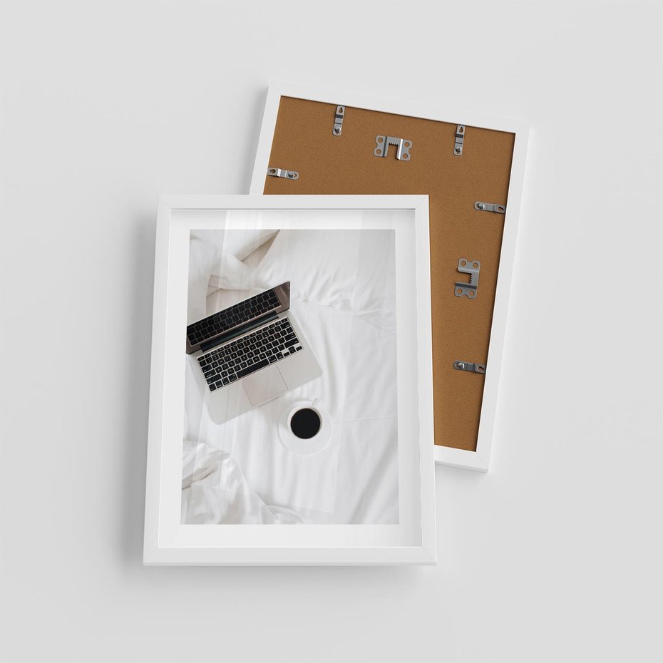 Plakat w ramie 30x40 - Relaks w Łóżku: Kawa i Laptop w Pościeli - komputer, na łóżku - rama biała