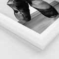 Plakat w ramie 50x70 - Taniec Zmysłów - artystyczne zdjęcie, odcienie szarości - rama biała