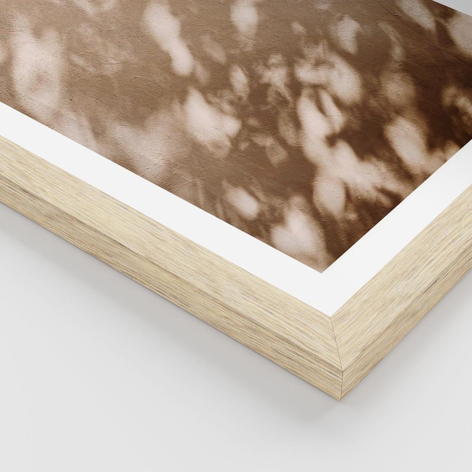 Plakat w ramie 50x70 - Abstrakcyjna Kompozycja: Cień na Ścianie - cień na ścianie, beżowe kolory - rama drewno