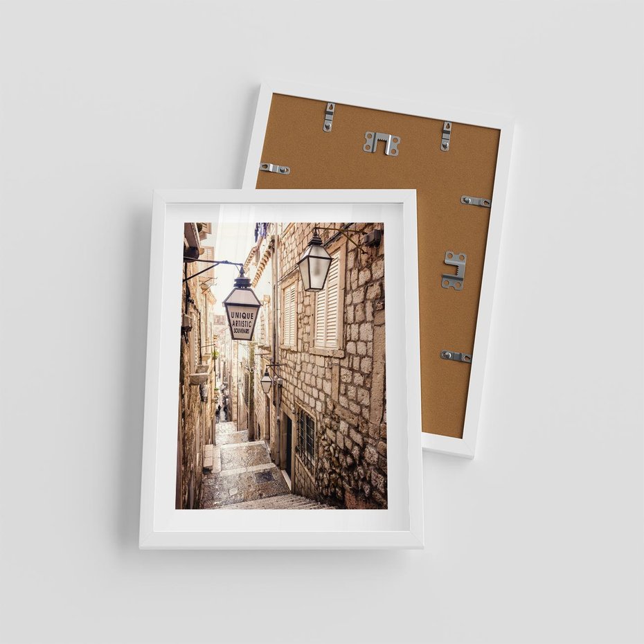 Plakat w ramie 30x40 - mistyczna podróż - uliczka, perspektywa - rama biała