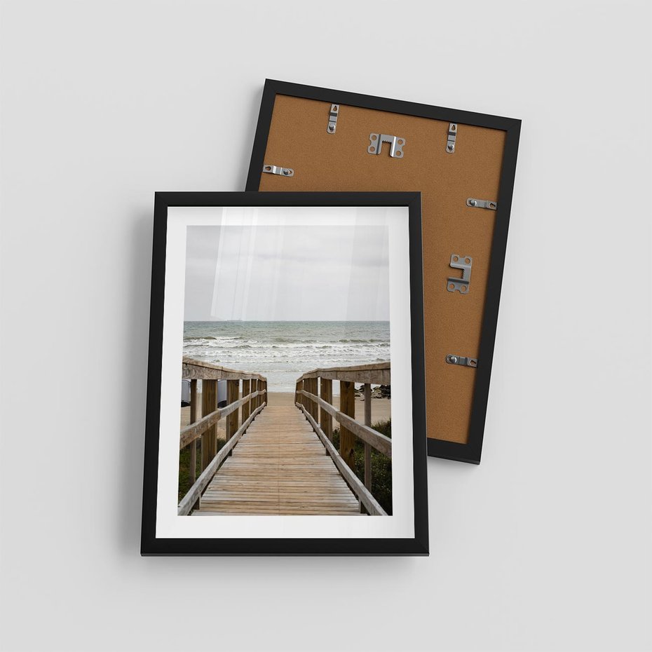 Plakat w ramie 30x40 - Morze i drewniany pomost - morze, pomost - rama czarna