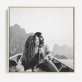 Obraz w ramie 50x50 - Księga mglistych marzeń - czarno biała fotografia, para zakochanych w łodzi - rama drewno