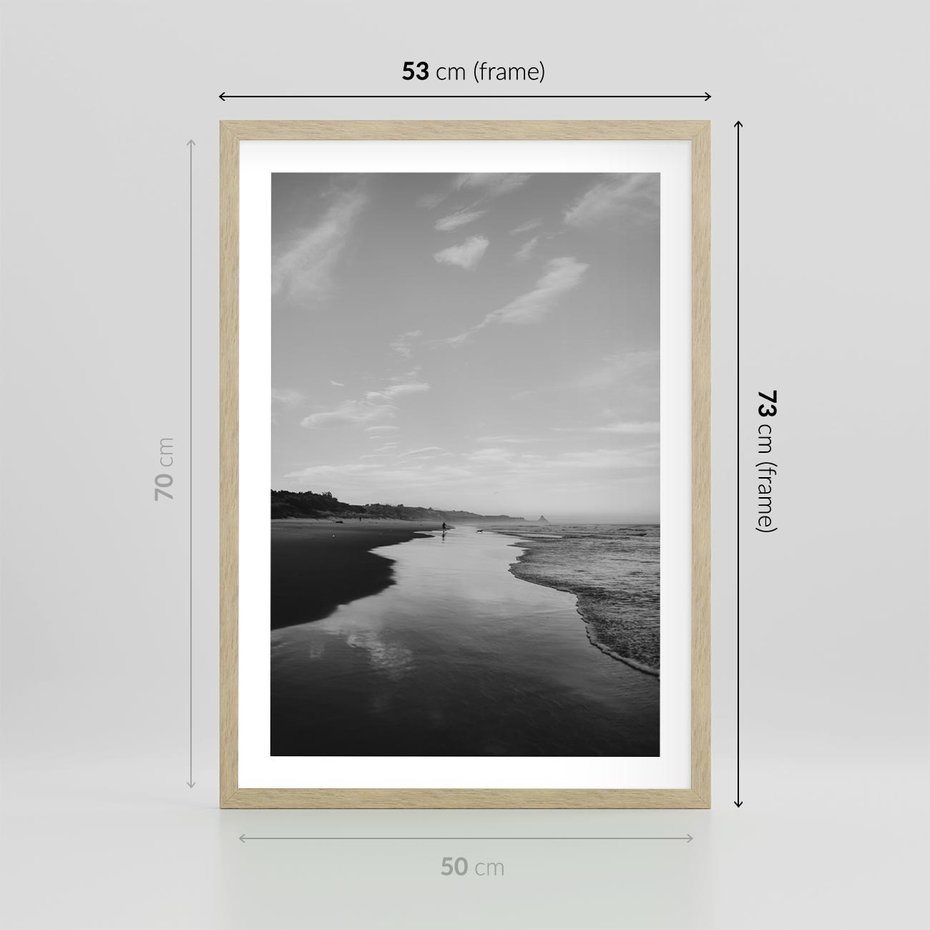 Plakat w ramie 50x70 - Nadmorska Melodia - czarno białe zdjęcie, plaża - rama drewno