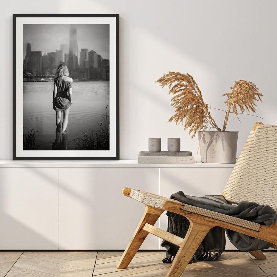 Plakat bez ramy 21x30 - Kapiel w Mieście - czarno białe zdjęcie, kobieta wchodzi do wody