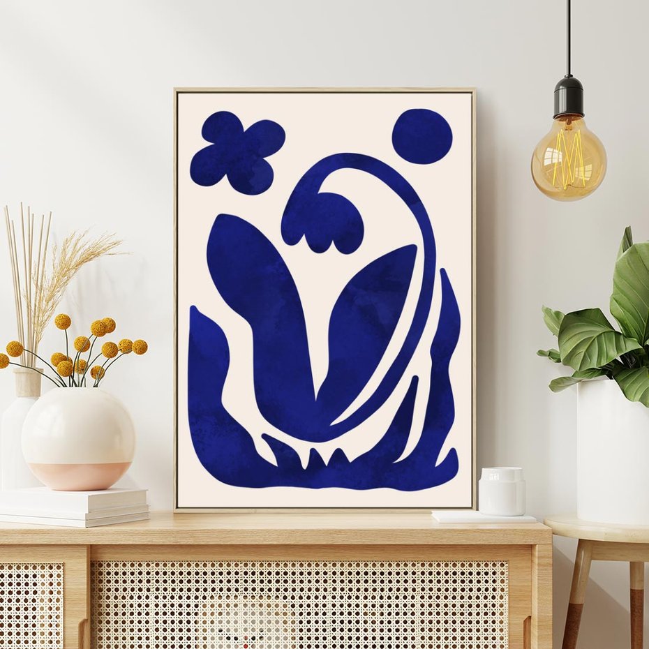 Obraz w ramie 80x120 - Bezgraniczne Echa Serca - abstrakcyjny obraz plakat, dziwne niebieskie kształty przypominają kwiat - rama drewno
