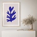 Plakat w ramie 30x40 - Przenikająca Struktura - boho plakat, niebieski liść w intensywnym kolorze - rama drewno