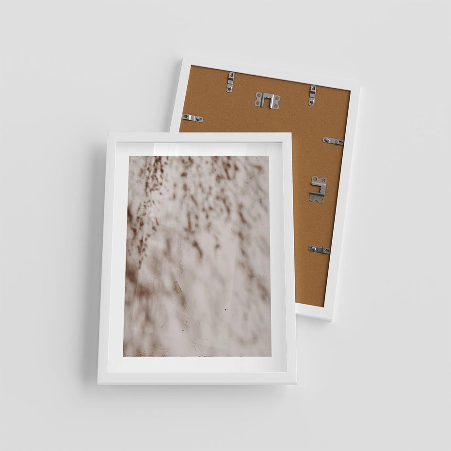 Plakat w ramie 30x40 - Cień Gałęzi - beżowa ściana, cień gałęzi - rama biała