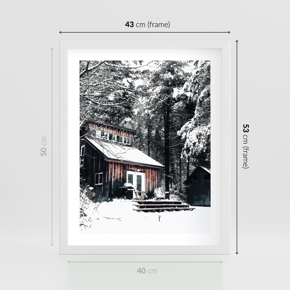 Plakat w ramie 40x50 - Zimowy Urok Drewnianego Domku - zima, drewniany domek - rama biała