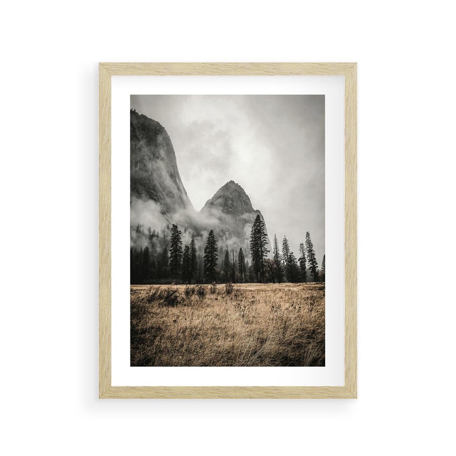 Plakat w ramie 30x40 - Mglisty Pejzaż Górski: Urok Niewidzialnośc - góry, krajobraz - rama drewno