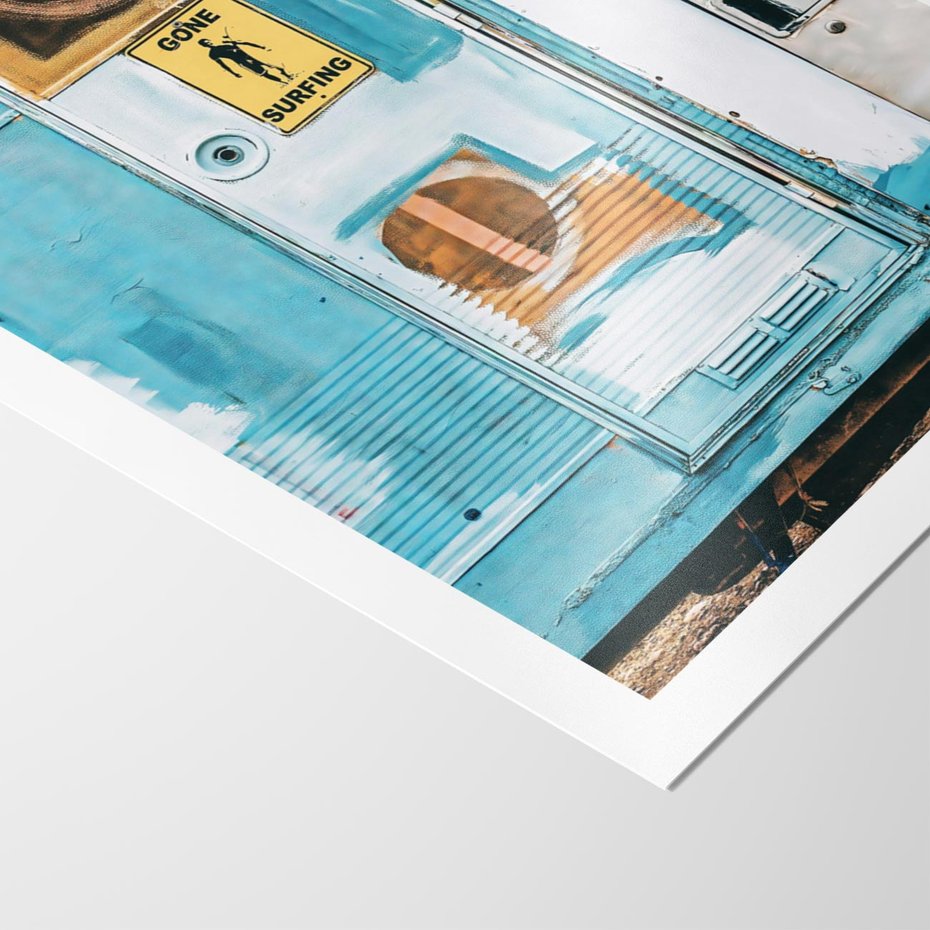 Plakat bez ramy 30x40 - Nostalgiczna Podróż - stara przyczepa kempingowa, niebieskie kolory