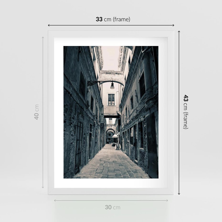 Plakat w ramie 30x40 - Odkryj tajemnice miasta - uliczka, perspektywa - rama biała