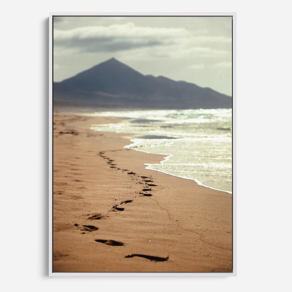 Obraz w ramie 70x100 - Ślady stóp na plaży - plaża, ślady - rama biała