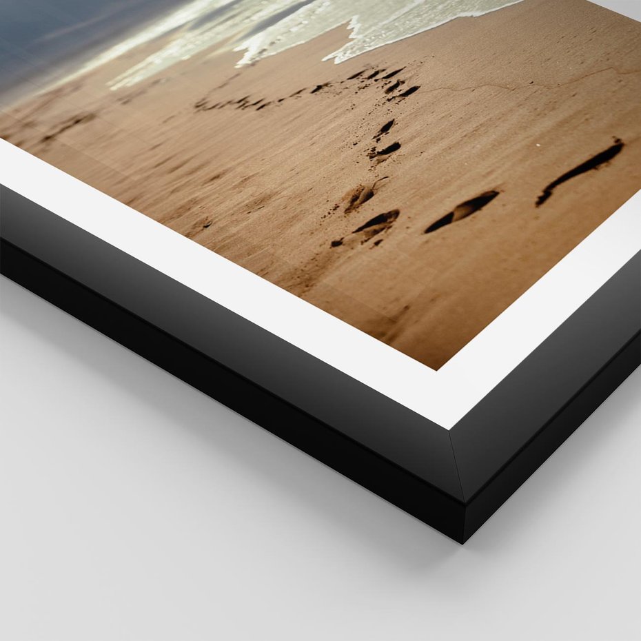 Plakat w ramie 30x40 - Ślady stóp na plaży - plaża, ślady - rama czarna
