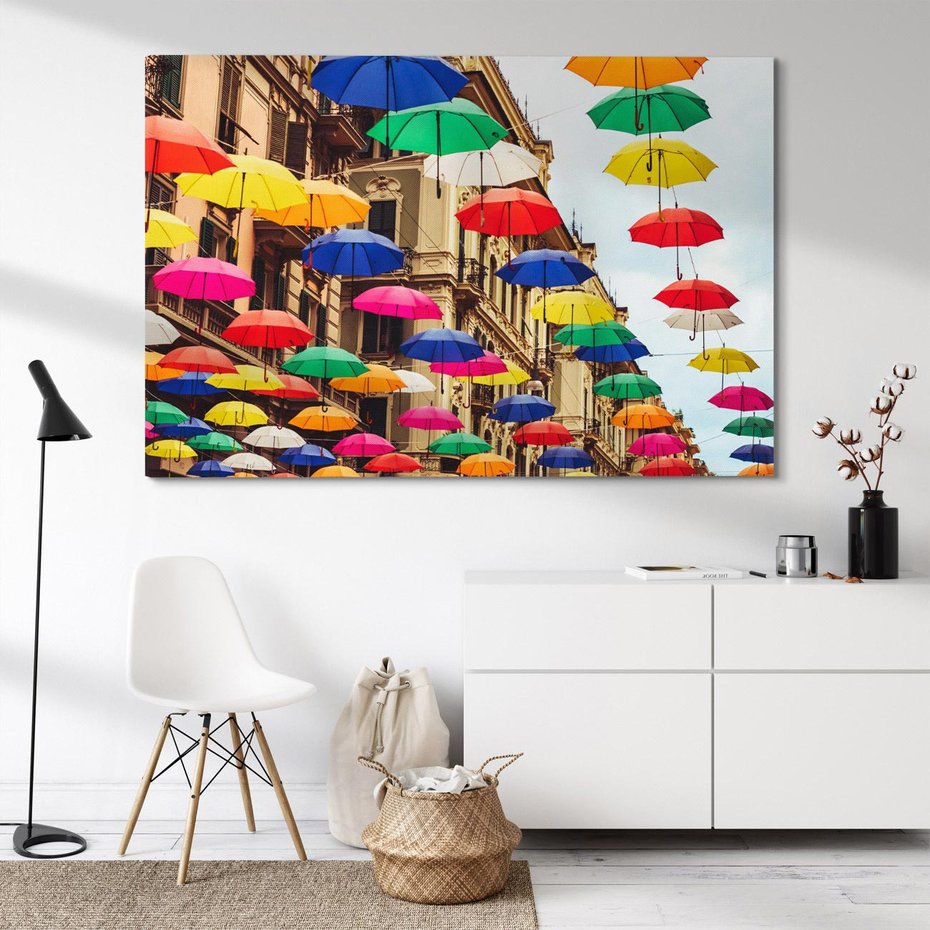 Obraz na płótnie 120x80 - Barwna symfonia wyobraźni - fotografia, kolorowe parasolki podwieszone nad ulicą