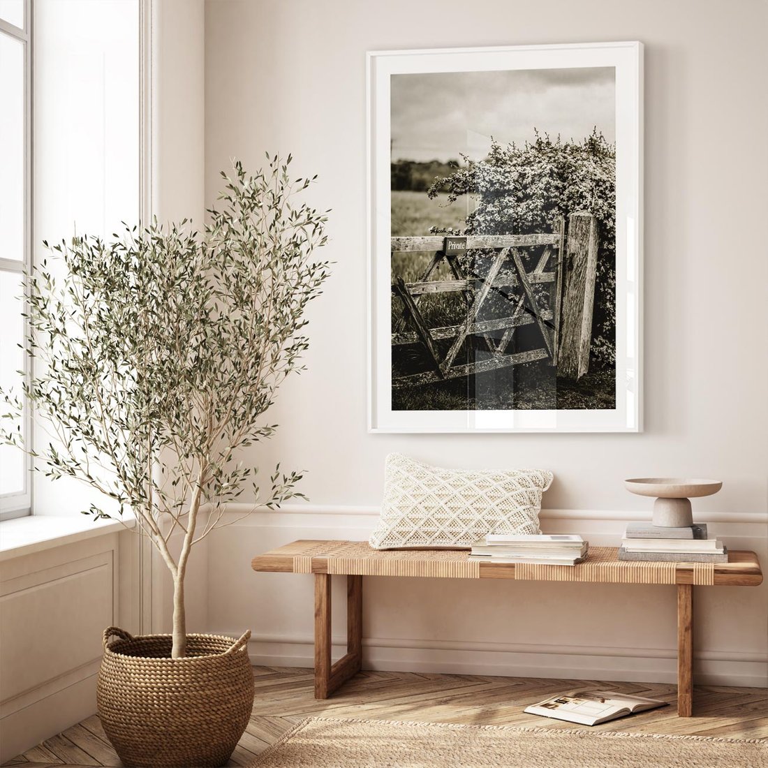 Plakat bez ramy 50x70 - Wiejski Urok: Stary Płot i Kwitnący Krzew - rustykalne zdjęcie, stary płot