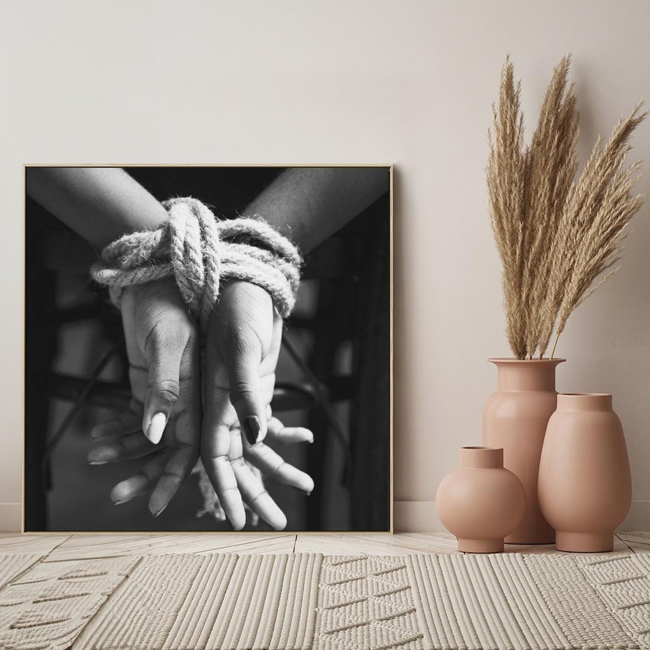 Obraz w ramie 80x80 - Splątane Uczucia - czarno biała fotografia, artystyczna - rama drewno