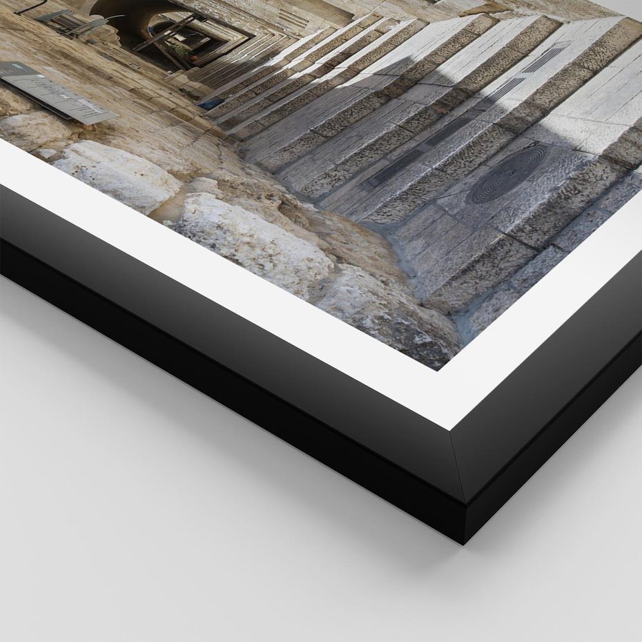 Plakat w ramie 30x40 - Urok uliczki: perspektywa miasta - uliczka, perspektywa - rama czarna