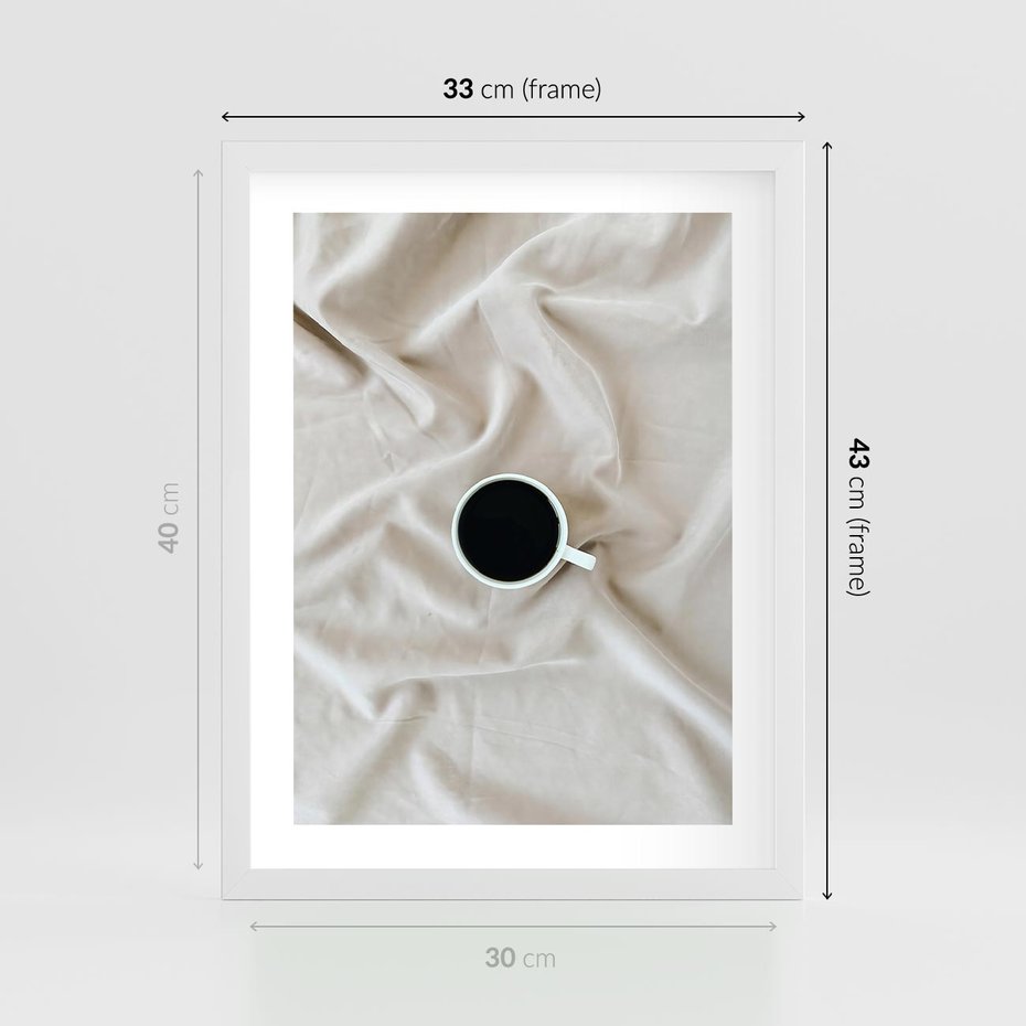 Plakat w ramie 30x40 - Poranek z Kawą - kawa filiżanka w białej pościeli - rama biała