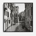 Obraz w ramie 50x50 - Weneckie Kanały - czarno białe zdjęcie, wenecja - rama czarna