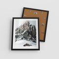 Plakat w ramie 40x50 - Górski Raj z Chatką - górskie szczyty, ośnieżone góry - rama czarna