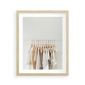 Plakat w ramie 40x50 - Elegancja Prostoty - ubrania, modowa fotografia - rama drewno